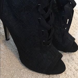 Lace Nine West Zip Up booties